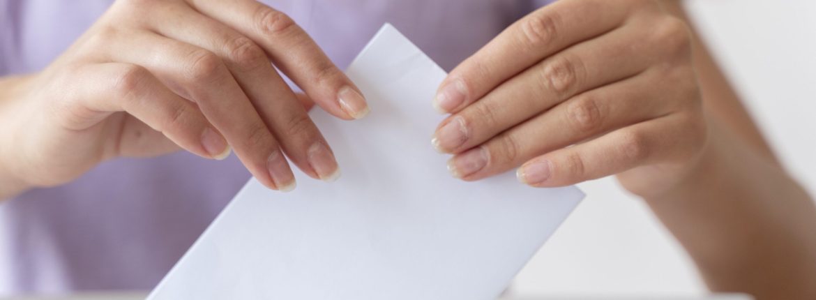 persona-colocando-su-voto-en-una-casilla