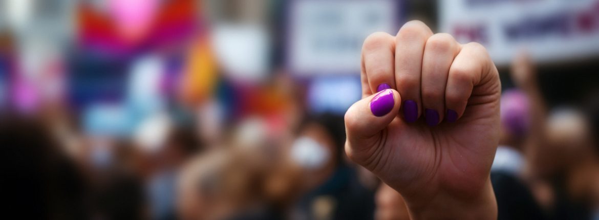 un-puno-levantado-en-una-protesta