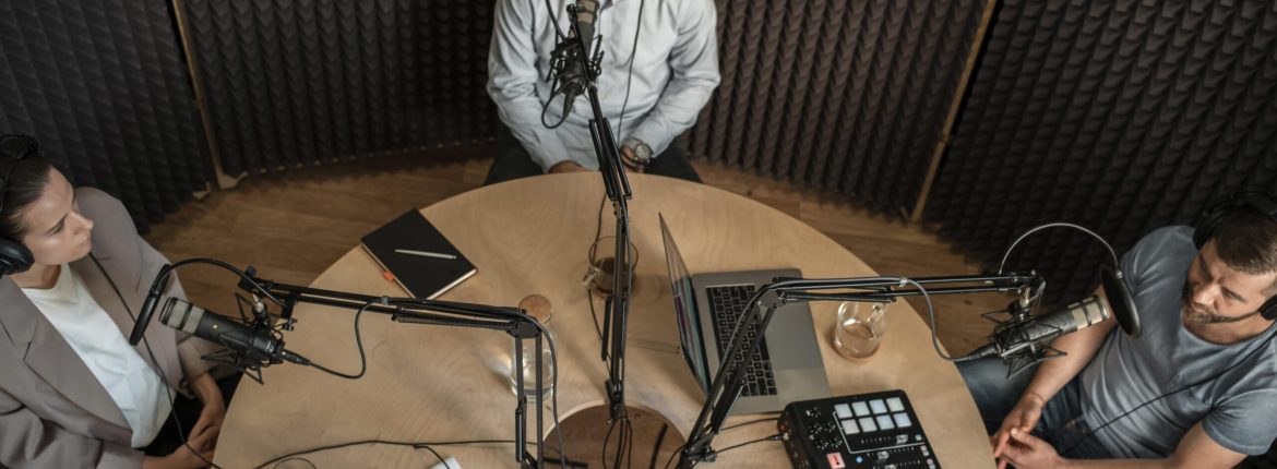 vista-superior-de-personas-en-la-radio